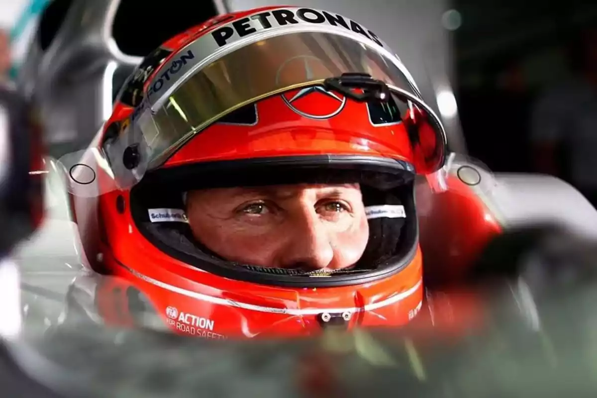 Michael Schumacher amb casc vermell i visera daurada dins d’un monoplaça de Mercedes Michael Schumacher amb casc vermell i visera daurada dins d’un monoplaça de Mercedes