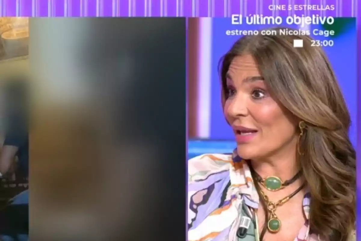 Raquel Bollo, amb cabell llarg i solt i vestida amb una brusa estampada i collarets, al plató de 'TardeAR' al costat d'una imatge distorsionada d'Irene Rosales amb un amic Raquel Bollo, amb cabell llarg i solt i vestida amb una brusa estampada i collarets, al plató de 'TardeAR' al costat d'una imatge distorsionada d'Irene Rosales amb un amic