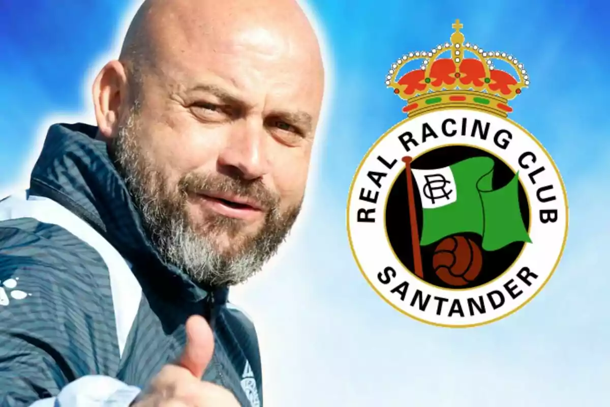 Home calb amb barba somrient fent un gest d’aprovació amb el polze aixecat al costat de l’escut del Real Racing Club de Santander sobre un fons blau.