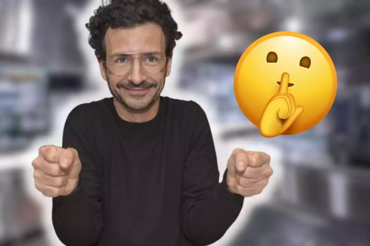 Home amb ulleres i jersei negre assenyalant cap endavant al costat d’un emoji de silenci