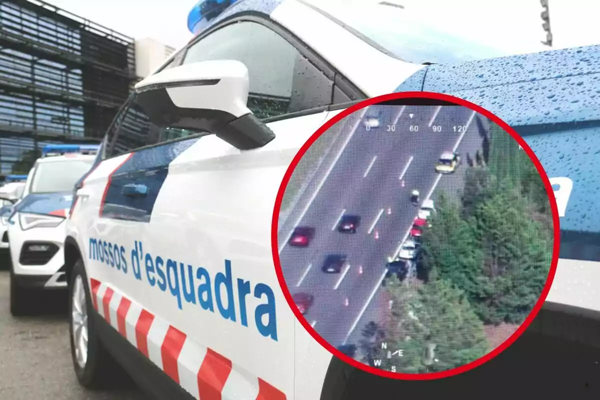 Cotxe dels Mossos d'Esquadra estacionat amb una imatge superposada d'un operatiu policial en una autopista vista des de l'aire