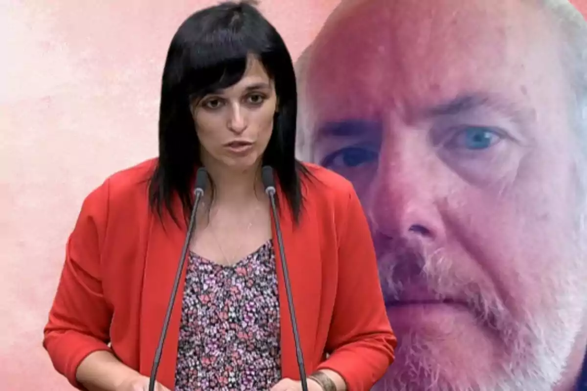 Dona de cabells foscos parlant davant de dos micròfons amb un home de fons en una imatge editada sobre un fons rosat.