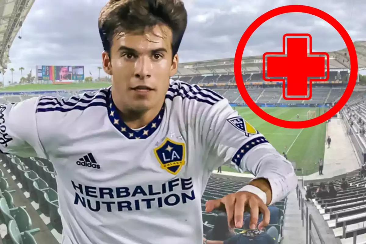 Futbolista del LA Galaxy en primer pla amb un estadi de fons i un símbol de creu vermella gran a la dreta