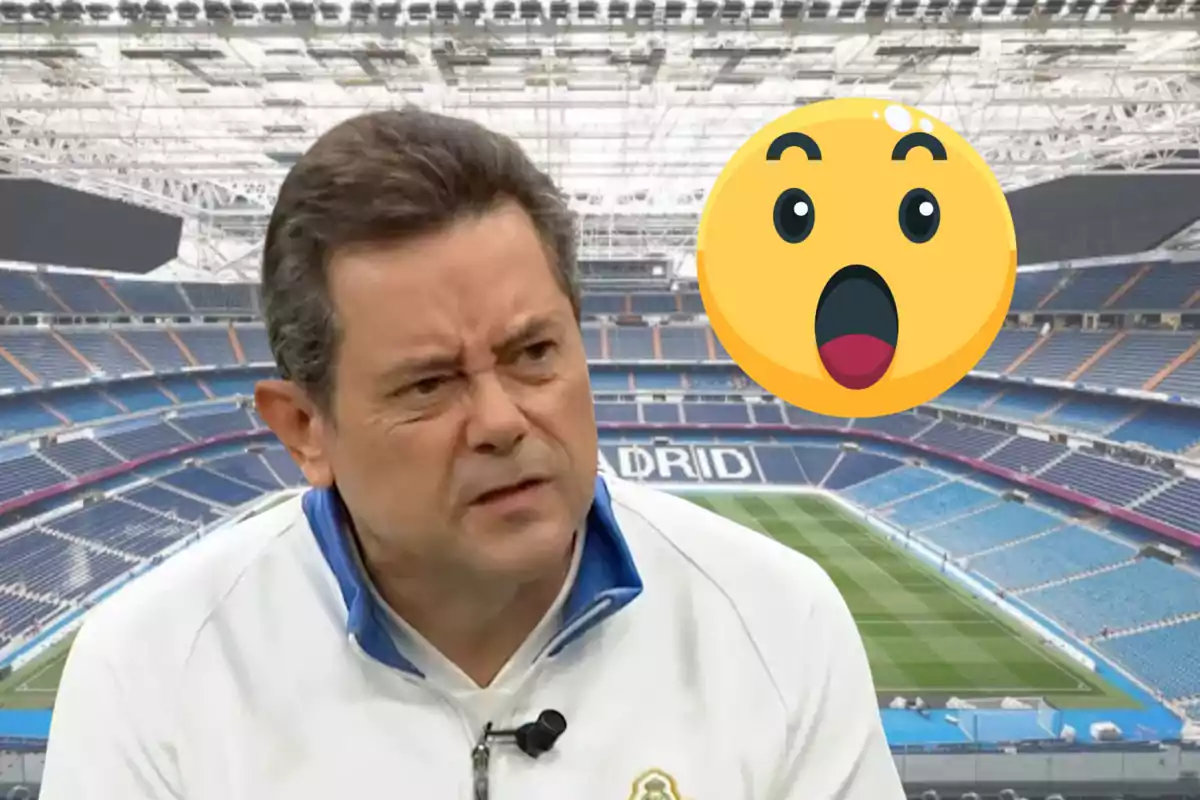 Home amb expressió de confusió en un estadi de futbol amb un emoji sorprès al fons