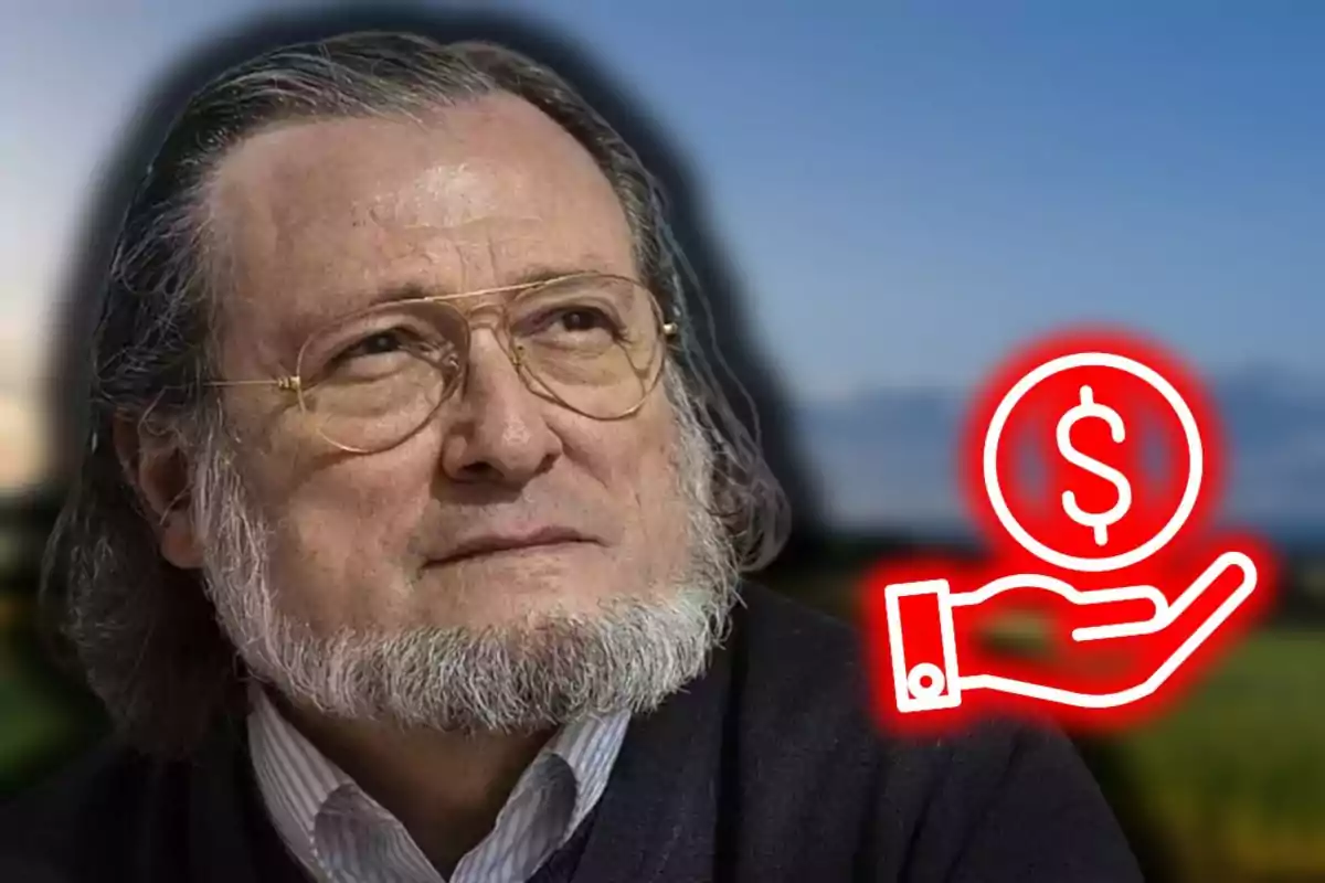Hombre mayor con gafas y barba mirando hacia arriba con un icono de mano sosteniendo una moneda con símbolo de dólar sobre un fondo desenfocado.