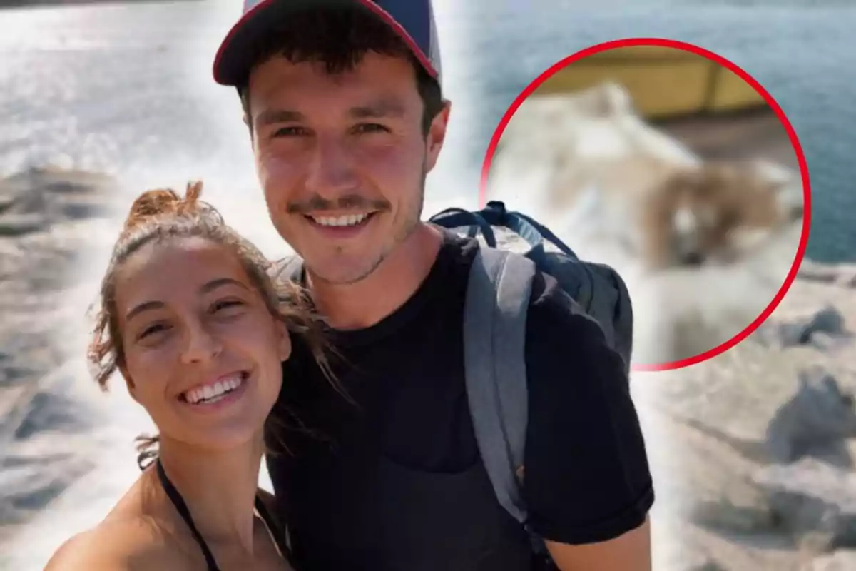 Una pareja sonriente se toma una selfie al aire libre cerca del agua con un círculo rojo que resalta una imagen borrosa en el fondo