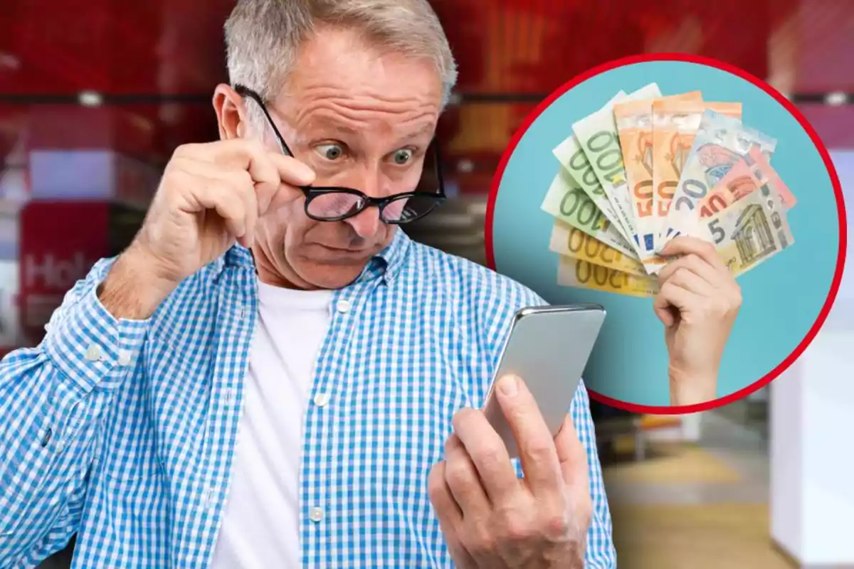 Home gran amb camisa de quadres blaus mirant sorprès el seu telèfon mòbil mentre en un cercle apareix una mà sostenint diversos bitllets d’euro