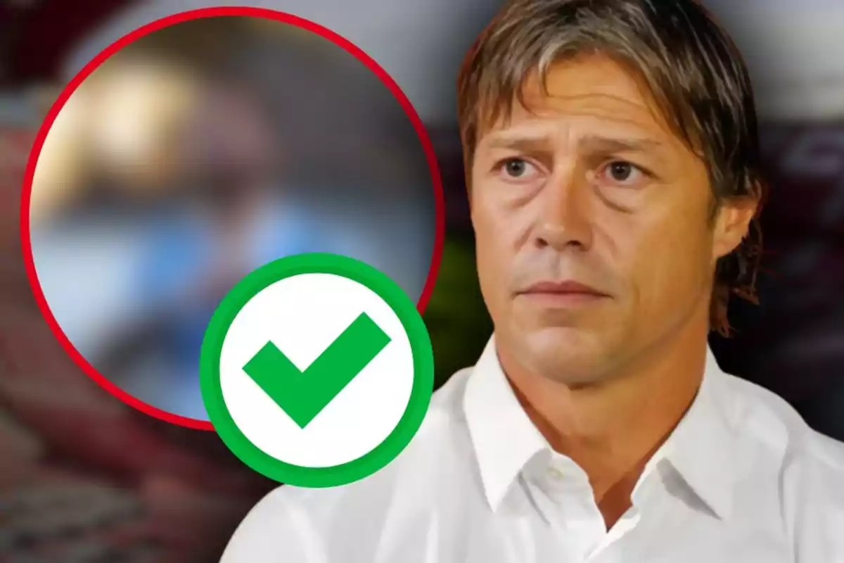 Hombre de cabello castaño y camisa blanca con un círculo borroso y una marca de verificación verde al frente
