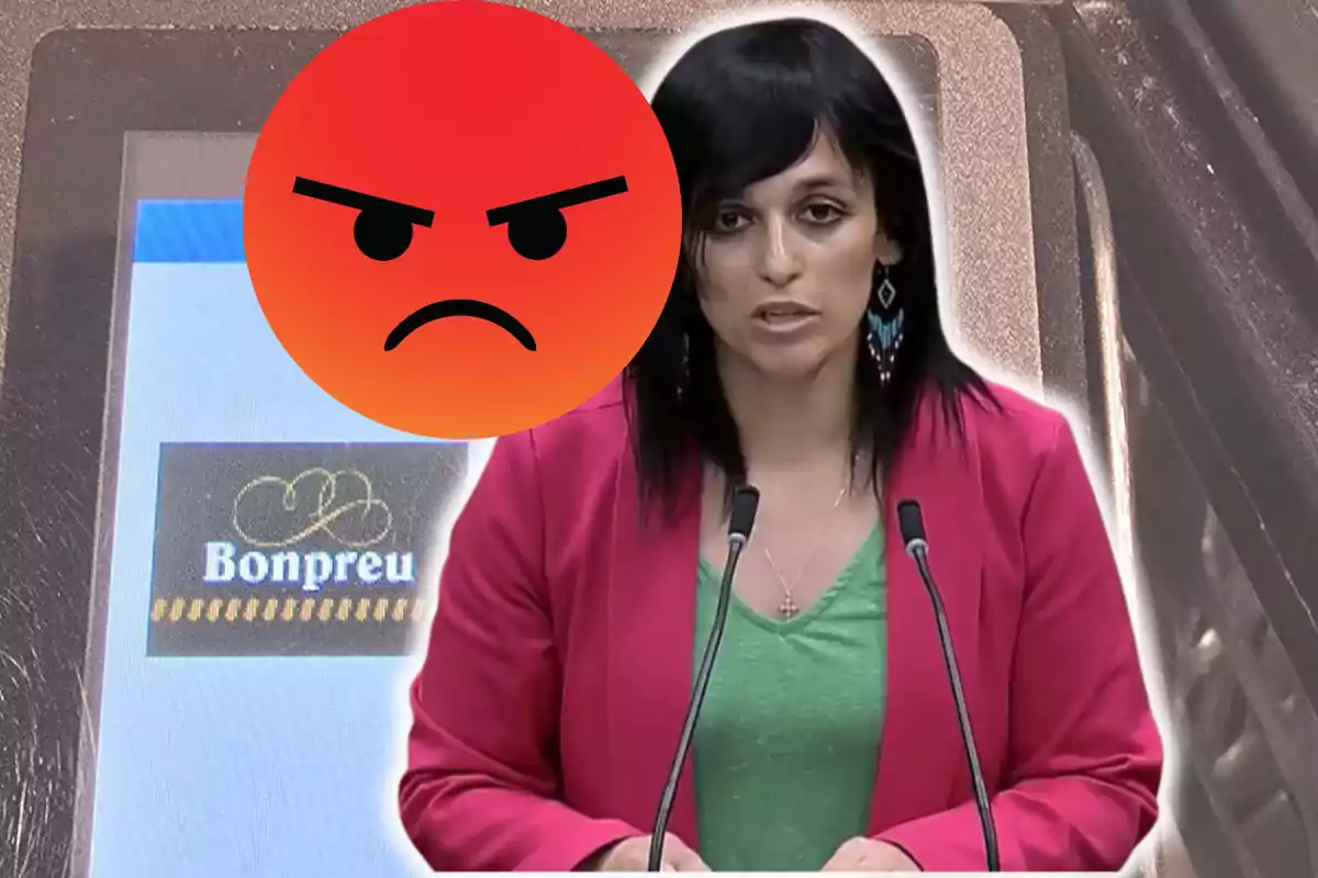 Dona de cabell fosc parlant davant de dos micròfons amb un emoji de cara enfadada i el logotip de Bonpreu al fons