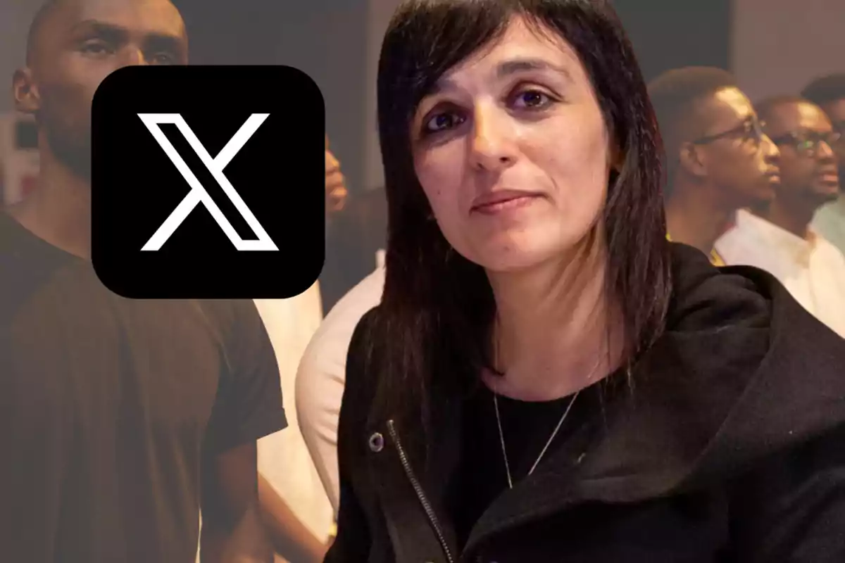 Dona de cabells foscos mirant a la càmera amb el logotip de X en primer pla i diverses persones desenfocades al fons