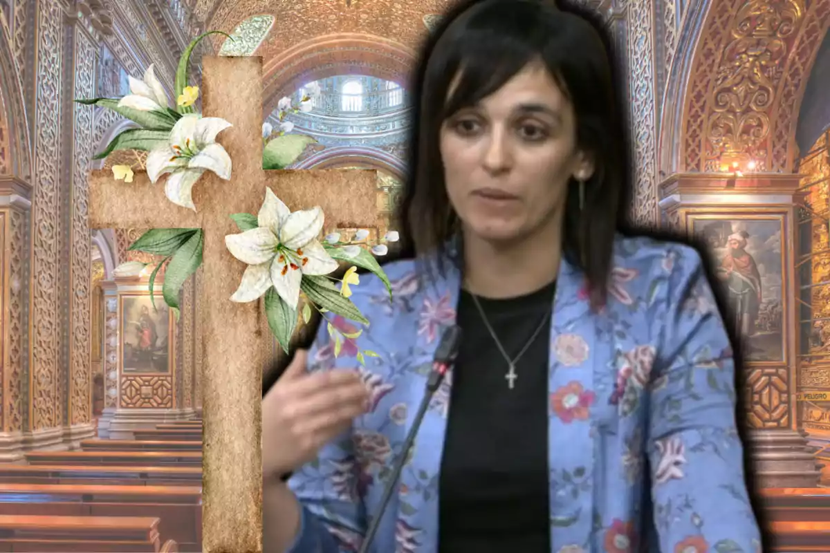 Dona de cabell fosc amb jaqueta blava de flors parlant davant d’un micròfon, amb una creu decorada amb lliris i l’interior d’una església de fons