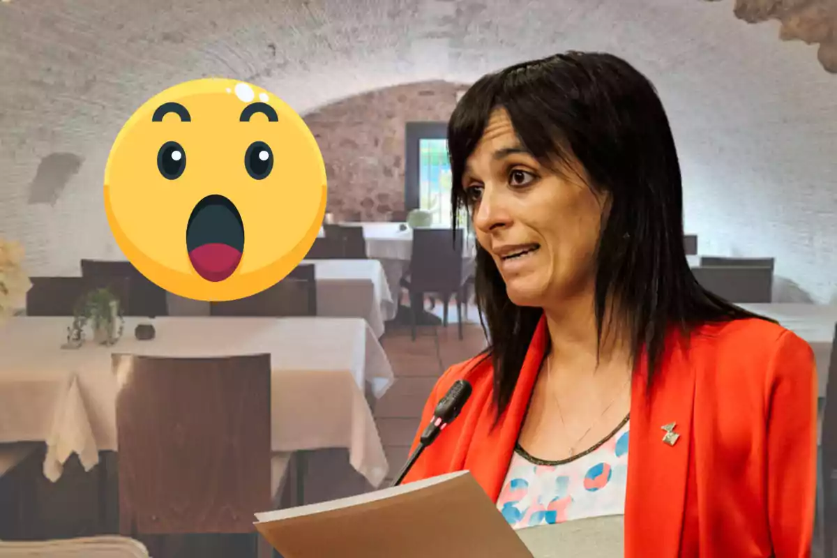 Dona amb expressió de sorpresa parlant davant d’un micròfon en un restaurant amb un emoji de cara sorpresa al seu costat