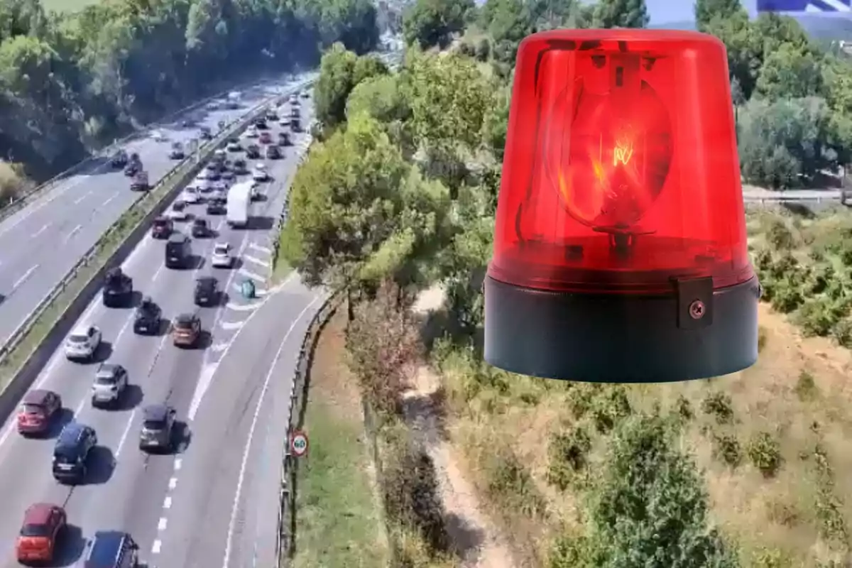 Carretera amb trànsit dens i una sirena vermella d’emergència superposada en primer pla