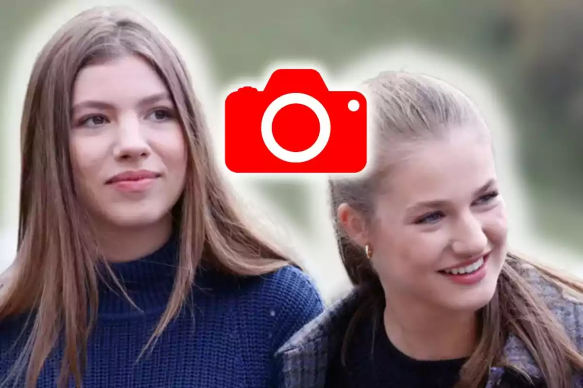 Dos chicas jóvenes sonríen al aire libre con un icono de cámara roja en el centro de la imagen