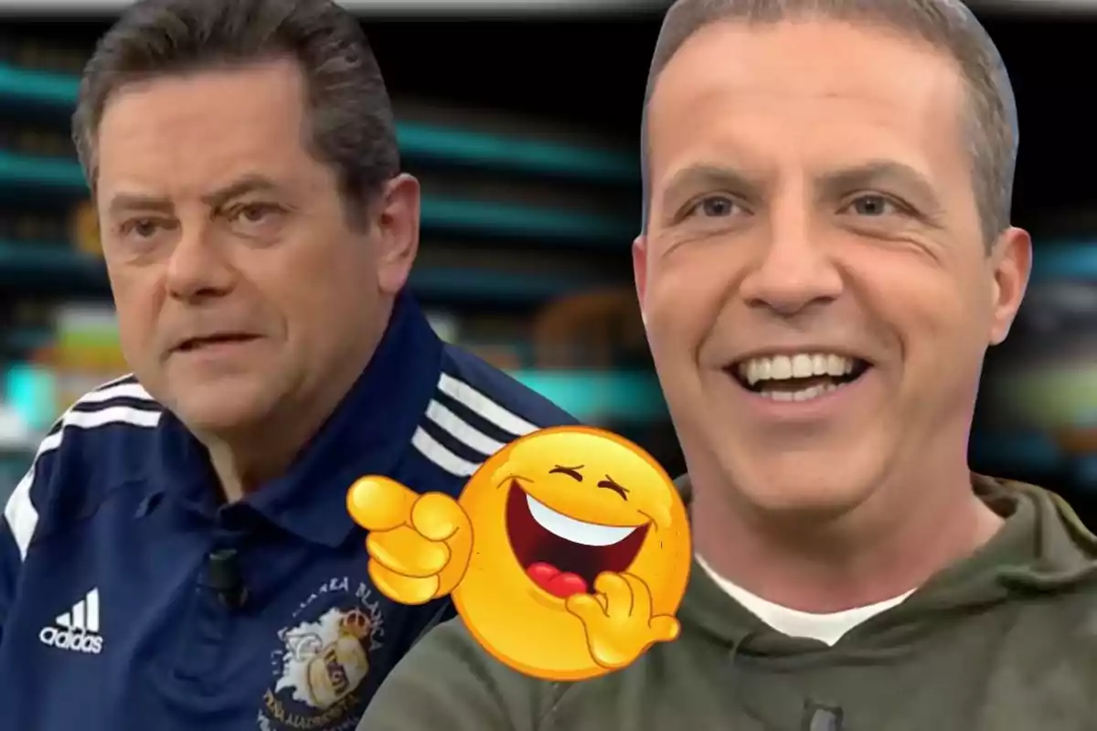 Dos homes en un plató de televisió, un amb expressió seriosa i l’altre rient, amb un emoji de riure i burla al centre.
