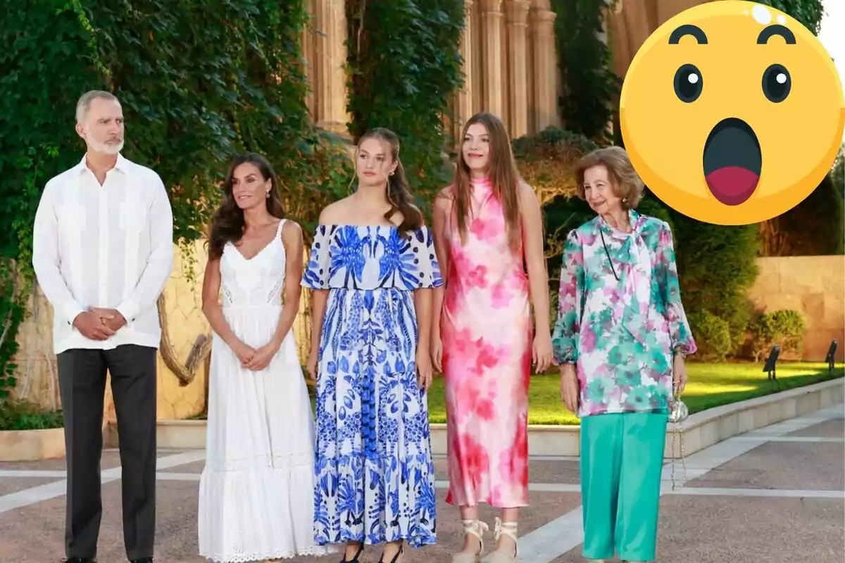 Cinc persones posen a l’aire lliure amb roba elegant i colorida al costat d’un gran emoji de cara sorpresa a la cantonada superior dreta.