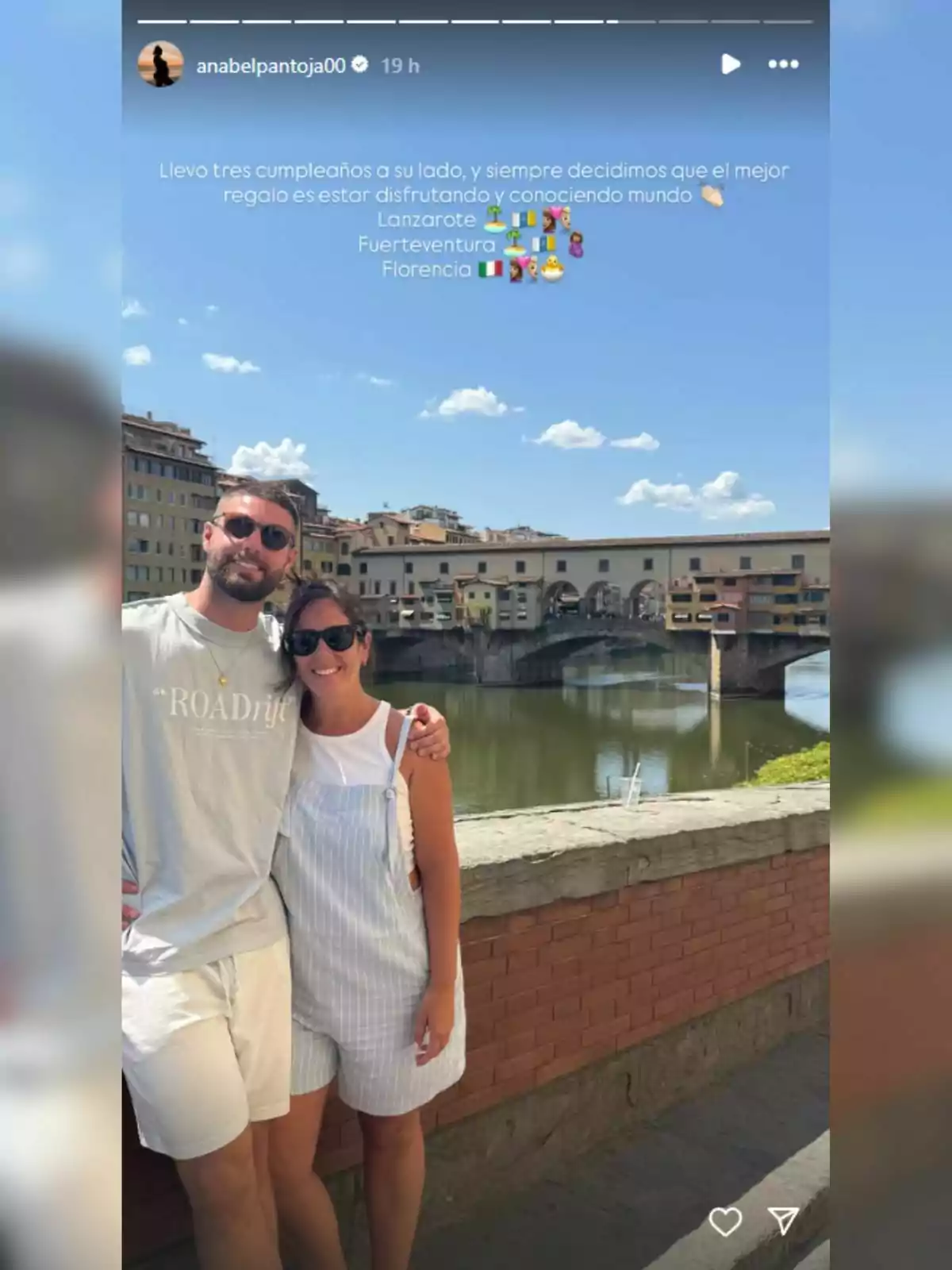 David Rodríguez i Anabel Pantoja somriu abraçada davant d’un riu amb el famós pont Ponte Vecchio de Florència al fons en un dia assolellat. David Rodríguez i Anabel Pantoja somriu abraçada davant d’un riu amb el famós pont Ponte Vecchio de Florència al fons en un dia assolellat.