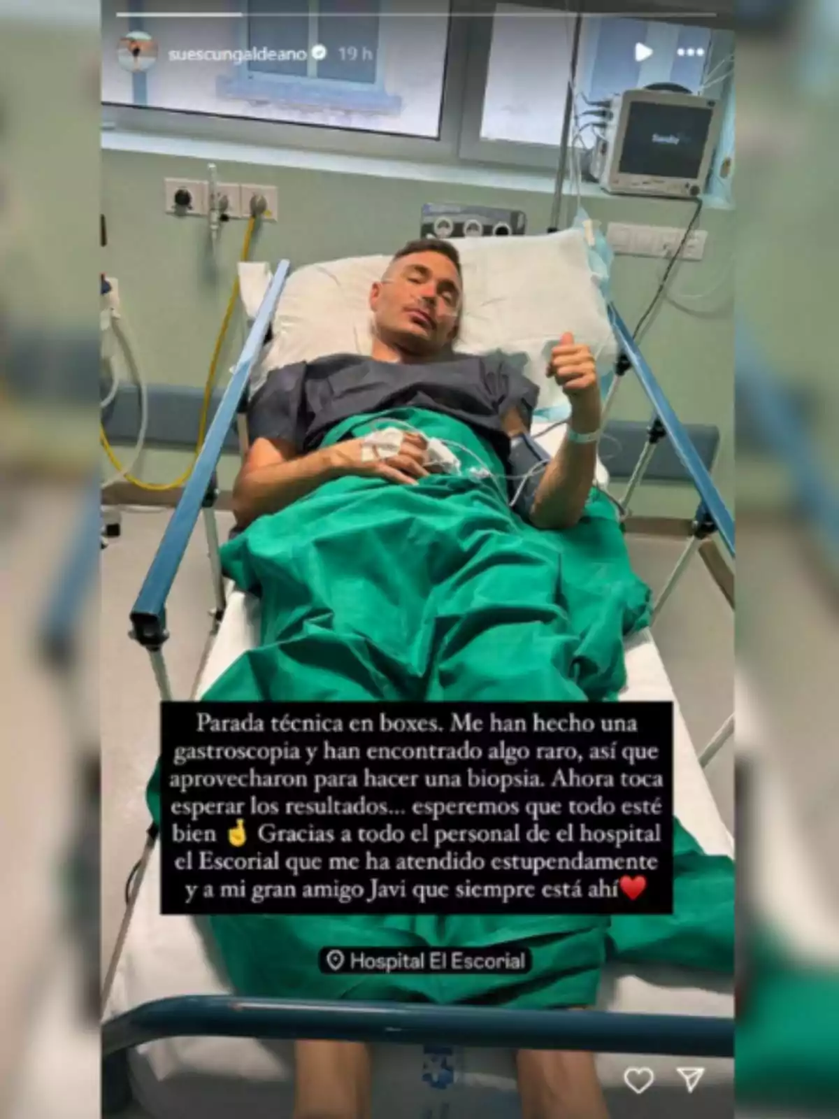 Cristian Suescun acostado en una cama de hospital con bata médica, conectado a una vía intravenosa y oxígeno, levantando el pulgar, con un mensaje de agradecimiento al personal del hospital y a un amigo, mencionando que le realizaron una gastroscopia y una biopsia Cristian Suescun acostado en una cama de hospital con bata médica, conectado a una vía intravenosa y oxígeno, levantando el pulgar, con un mensaje de agradecimiento al personal del hospital y a un amigo, mencionando que le realizaron una gastroscopia y una biopsia