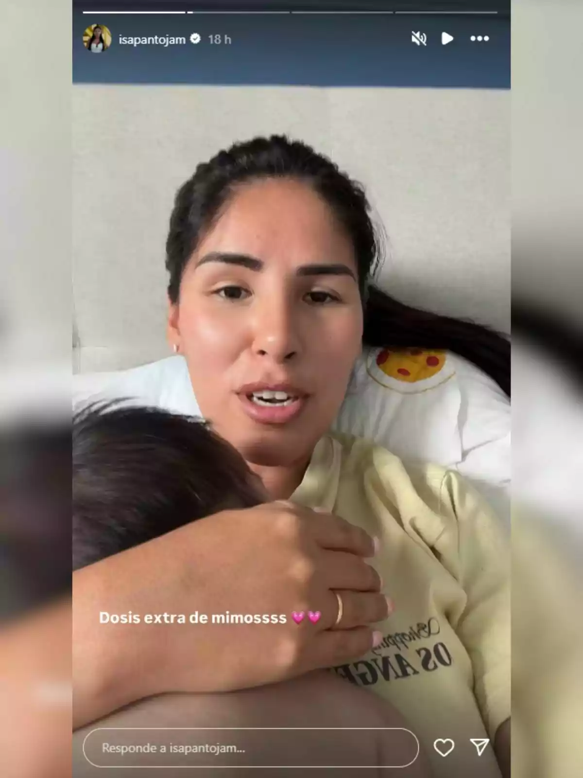Isa Pantoja recostada abrazando a un bebé mientras sonríe y mira a la cámara Isa Pantoja recostada abrazando a un bebé mientras sonríe y mira a la cámara