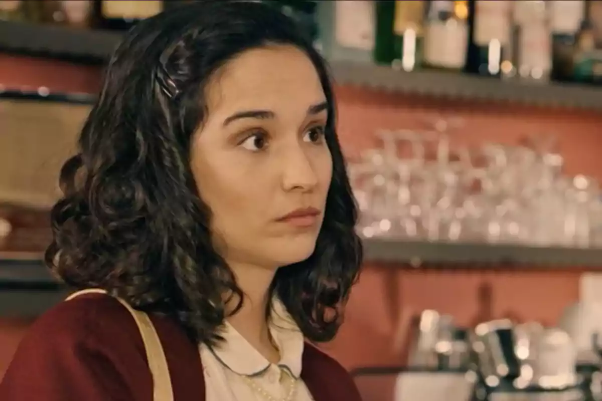 Cristina con expresión seria en un ambiente de cafetería. Captura de 'Sueños de libertad' Cristina con expresión seria en un ambiente de cafetería. Captura de 'Sueños de libertad'