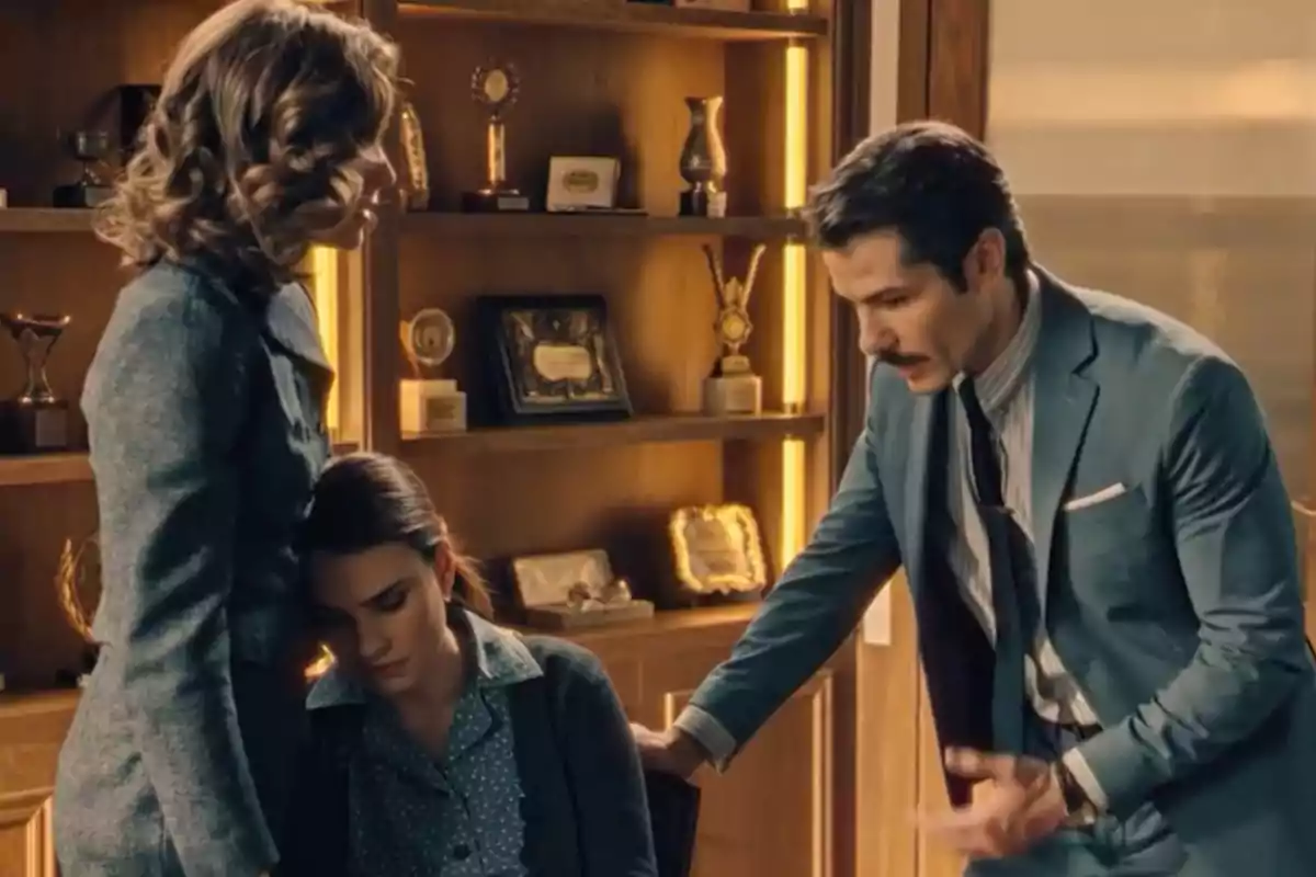 Marta, la Fina i en Pelayo en una oficina elegant, una dona asseguda amb expressió trista, una altra dona dreta al seu costat i un home amb vestit parlant amb gest preocupat, al fons hi ha prestatgeries amb trofeus i plaques. Captura de 'Sueños de libertad' Marta, la Fina i en Pelayo en una oficina elegant, una dona asseguda amb expressió trista, una altra dona dreta al seu costat i un home amb vestit parlant amb gest preocupat, al fons hi ha prestatgeries amb trofeus i plaques. Captura de 'Sueños de libertad'