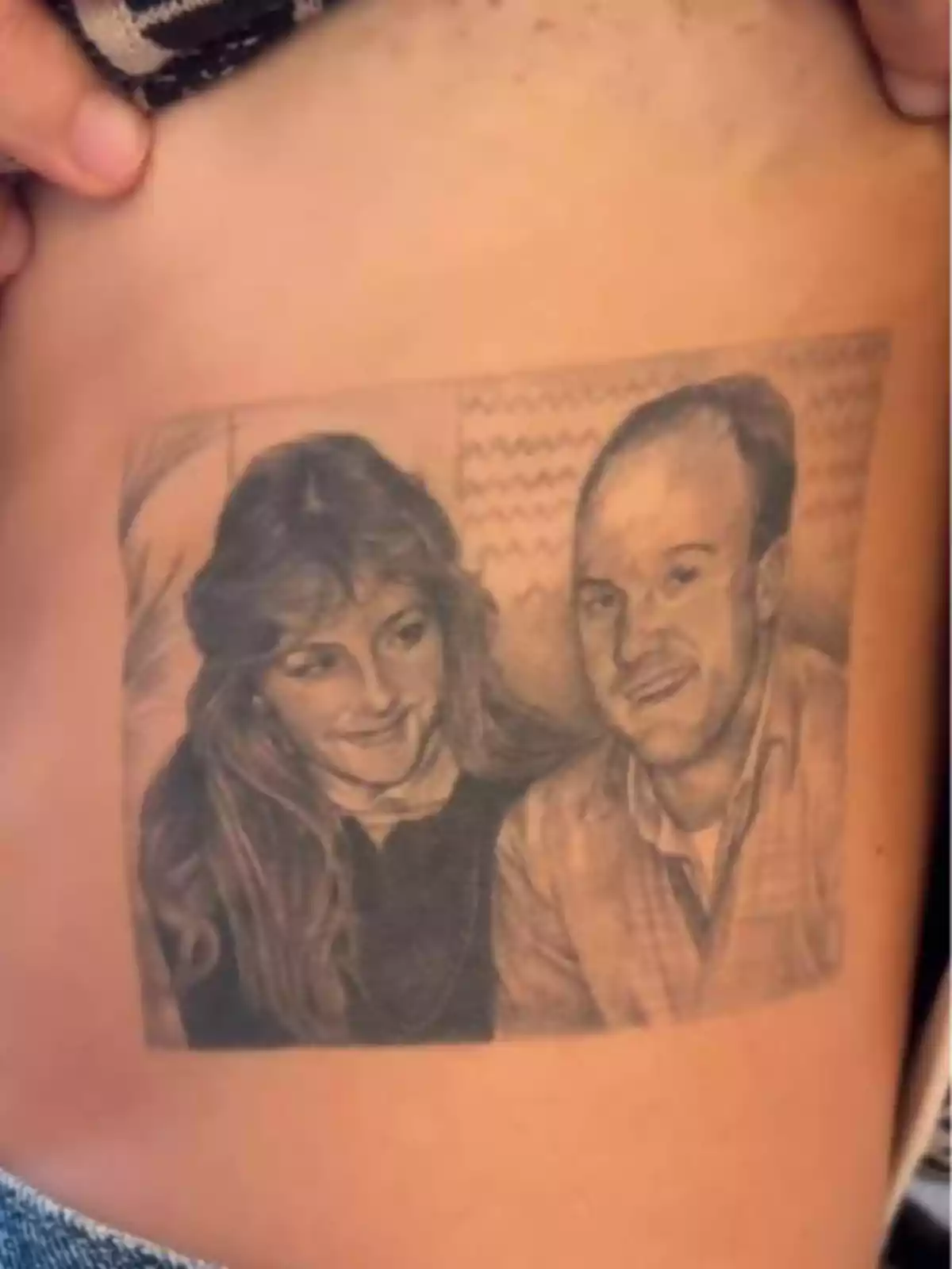 Tatuaje en la piel de dos personas sonriendo, una mujer de cabello largo y un hombre con camisa Tatuaje en la piel de dos personas sonriendo, una mujer de cabello largo y un hombre con camisa