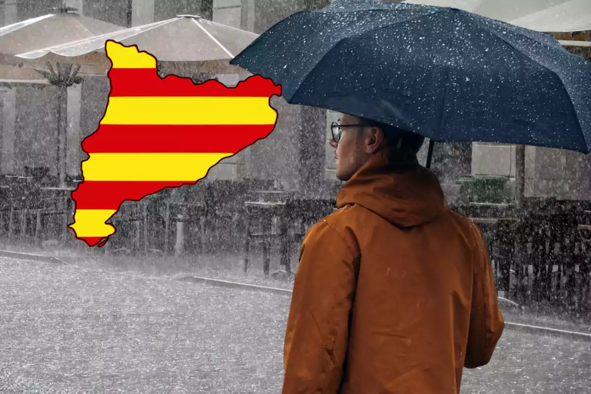 Hombre con paraguas bajo la lluvia en una terraza y un mapa de Cataluña con la bandera catalana