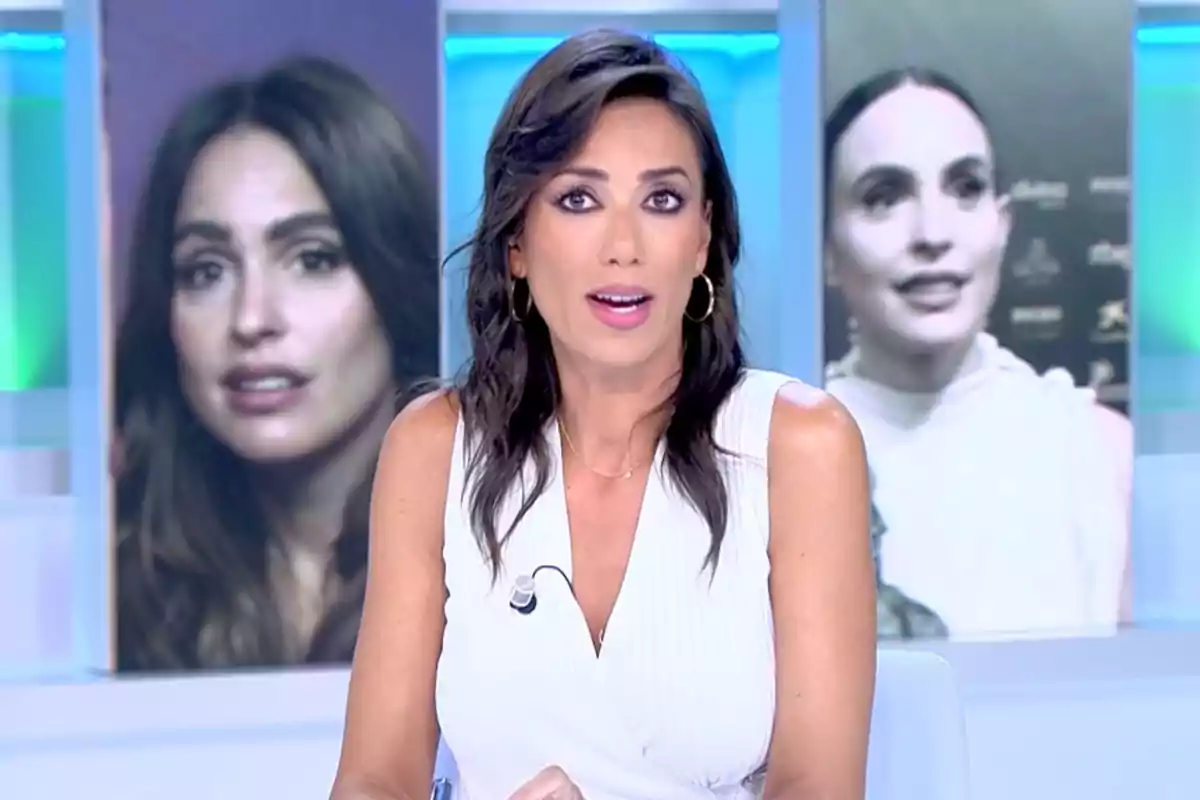 Patricia Pardo con vestido blanco sentada en un estudio de televisión con dos imágenes de mujeres en el fondo. Captura de 'Vamos a Ver' Patricia Pardo con vestido blanco sentada en un estudio de televisión con dos imágenes de mujeres en el fondo. Captura de 'Vamos a Ver'