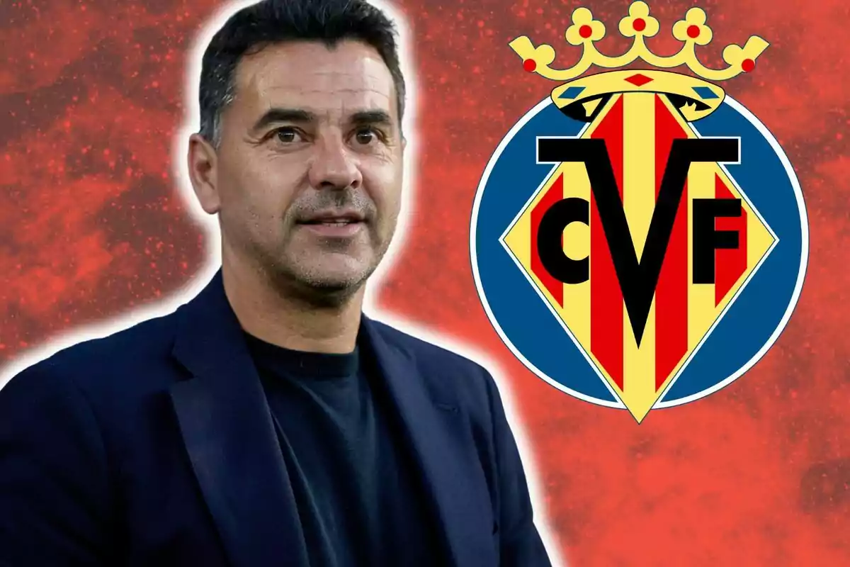 Hombre con saco oscuro posando frente al escudo del Villarreal CF sobre un fondo rojo