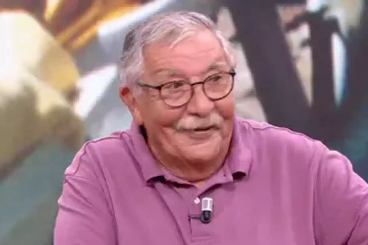 Juan Carlos Teuma somriu mentre porta una camisa polo de color lila. Captura de 'Y ahora Sonsoles' Juan Carlos Teuma somriu mentre porta una camisa polo de color lila. Captura de 'Y ahora Sonsoles'