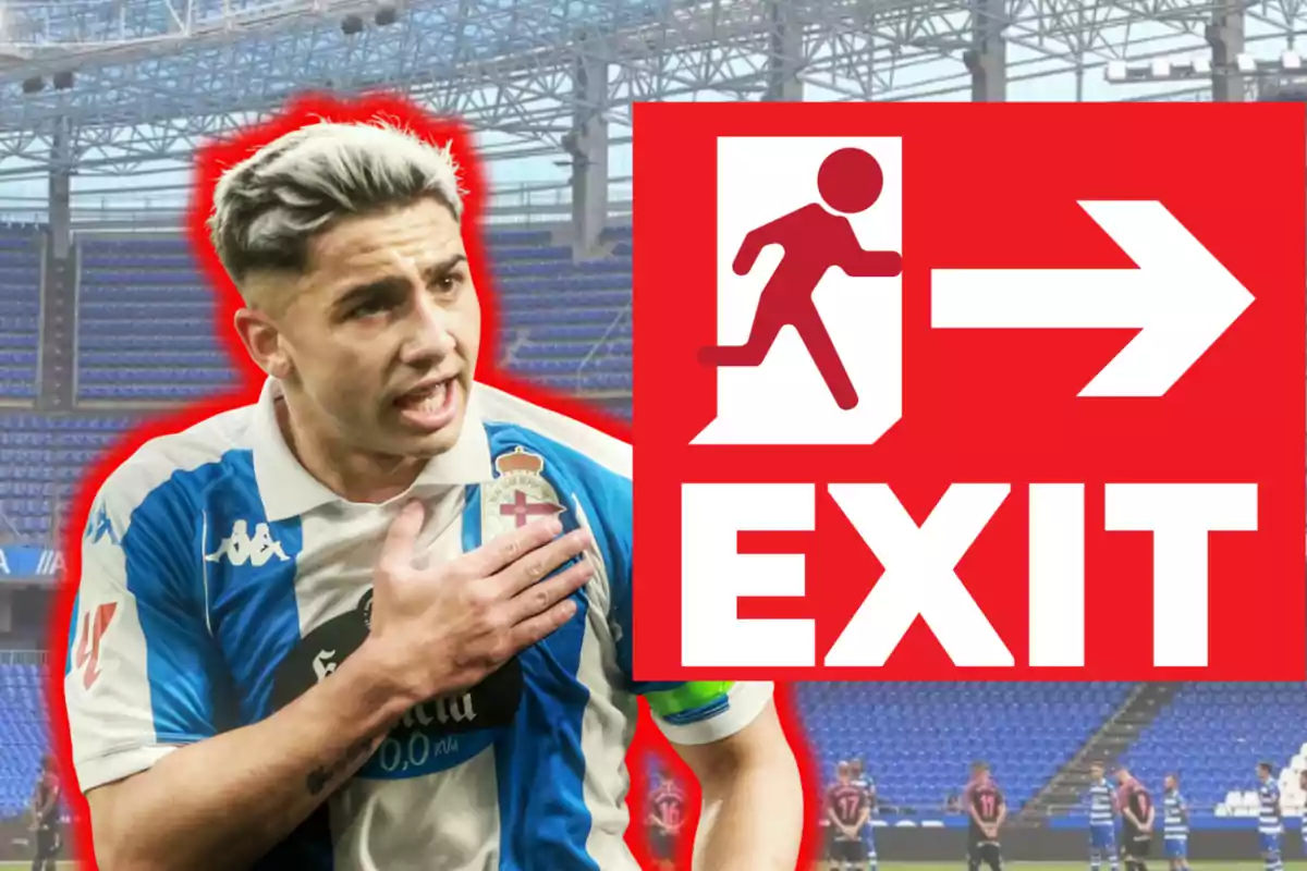 Futbolista amb uniforme blau i blanc en un estadi al costat d’un gran cartell vermell de sortida que diu EXIT
