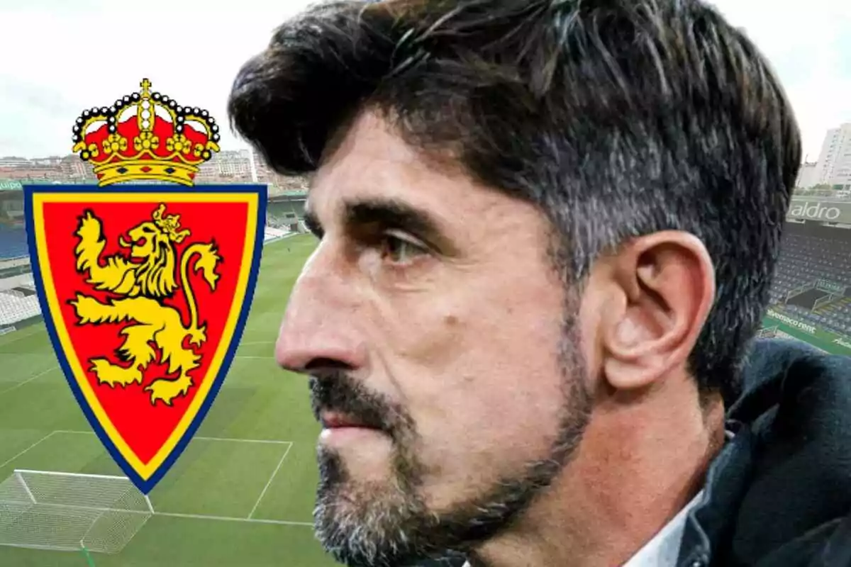 Hombre de perfil con barba frente a un escudo de león coronado en un estadio de fútbol Hombre de perfil con barba frente a un escudo de león coronado en un estadio de fútbol