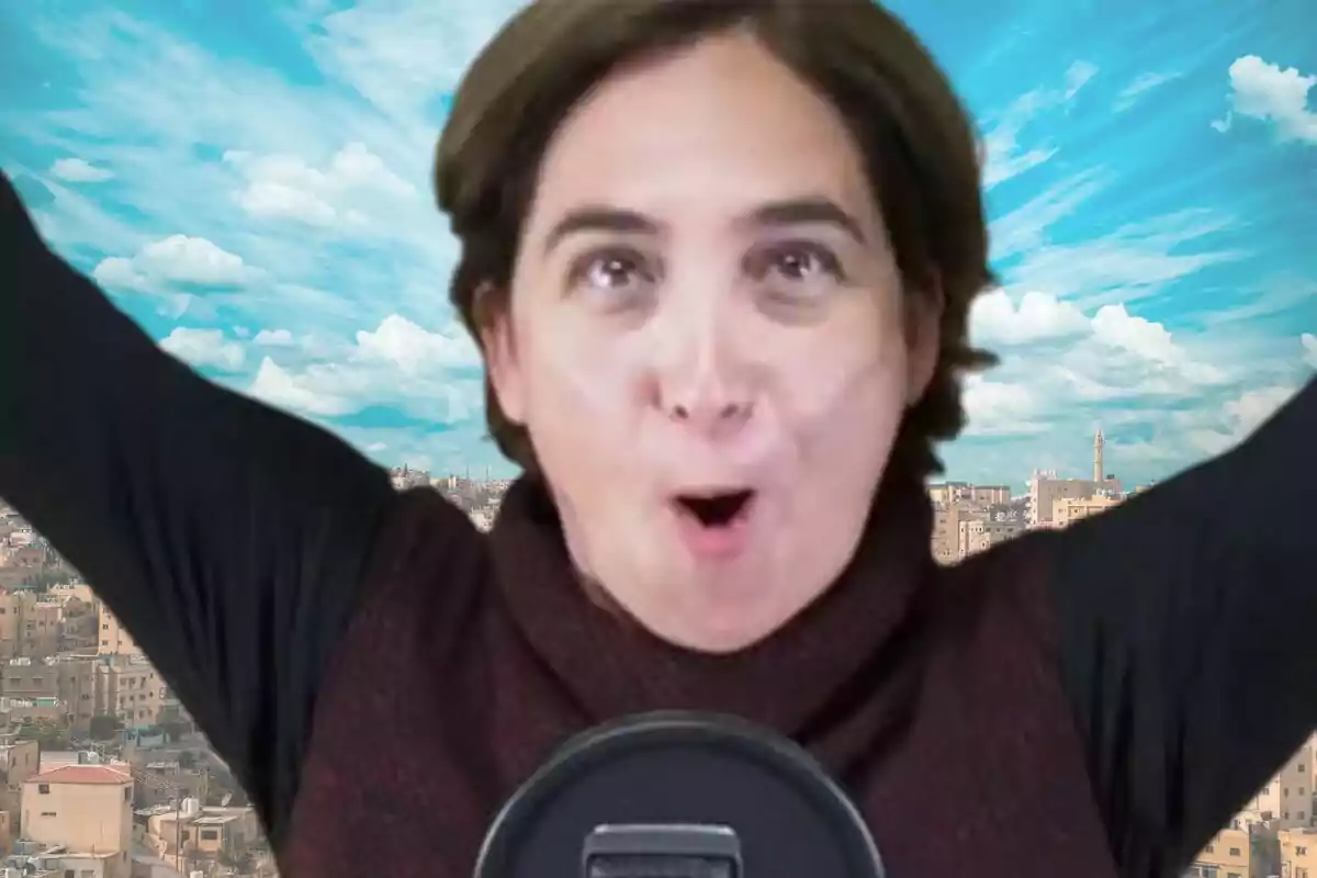 Persona amb expressió de sorpresa i els braços aixecats davant d’un fons de ciutat i cel blau amb núvols