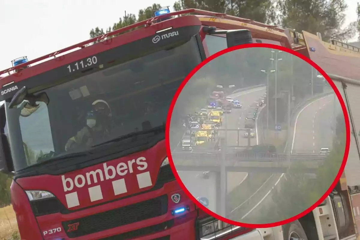 Camión de bomberos en primer plano y en un círculo ampliado se observa un operativo de emergencia con varios vehículos en una carretera Camión de bomberos en primer plano y en un círculo ampliado se observa un operativo de emergencia con varios vehículos en una carretera