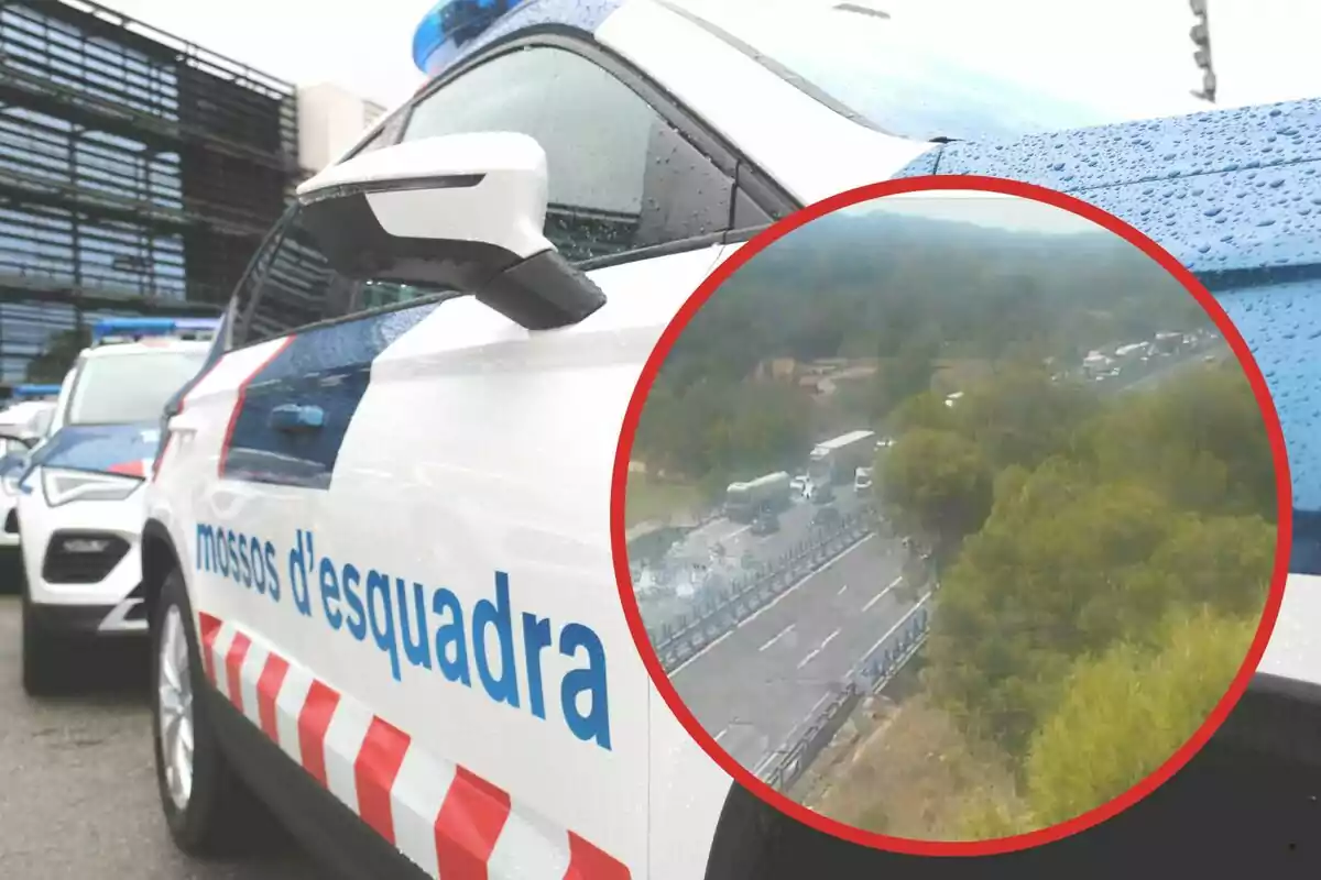 Cotxe dels Mossos d'Esquadra estacionat al costat d'altres vehicles policials amb una imatge circular superposada que mostra una carretera amb trànsit envoltada d'arbres.