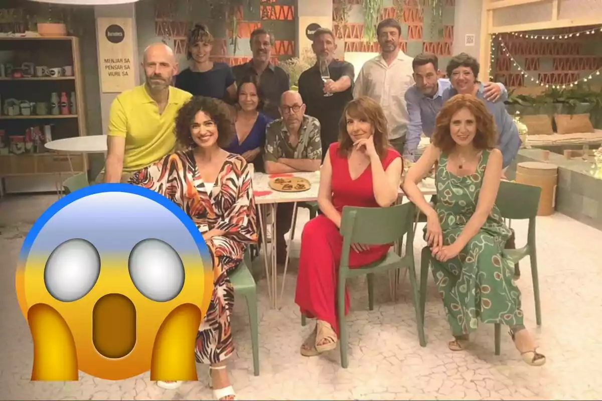 Un grup de persones posant en un ambient interior amb decoració moderna i un emoji de sorpresa cobrint part de la imatge