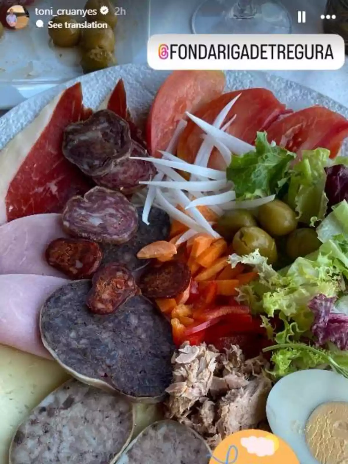 Plat d’embotits variats amb pernil, xoriço, llonganissa, formatge, ou dur, tonyina, tomàquet, ceba, pebrot, olives i enciam. Plat d’embotits variats amb pernil, xoriço, llonganissa, formatge, ou dur, tonyina, tomàquet, ceba, pebrot, olives i enciam.