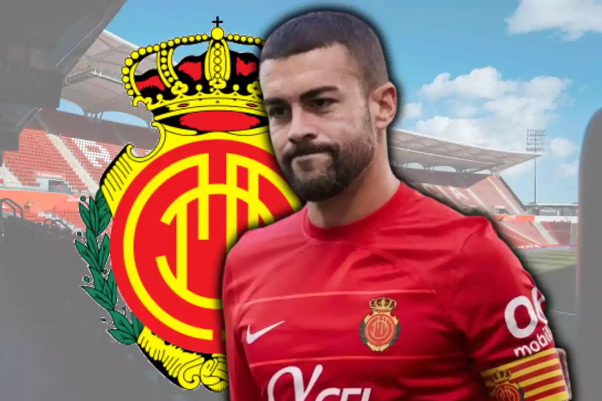 Dani Rodríguez y el escudo del Mallorca
