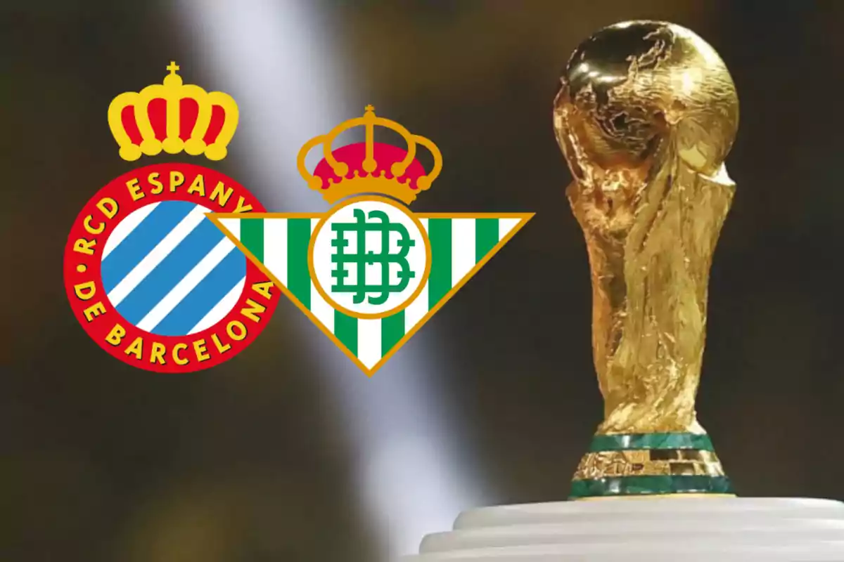 Logos del RCD Espanyol y Real Betis junto a la Copa del Mundo de fútbol