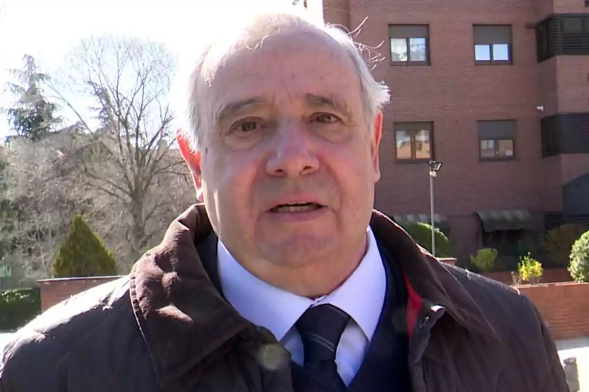 Fernando Martínez de Irujo amb jaqueta fosca posant a l’aire lliure davant d’un edifici de maó i arbres sense fulles Fernando Martínez de Irujo amb jaqueta fosca posant a l’aire lliure davant d’un edifici de maó i arbres sense fulles