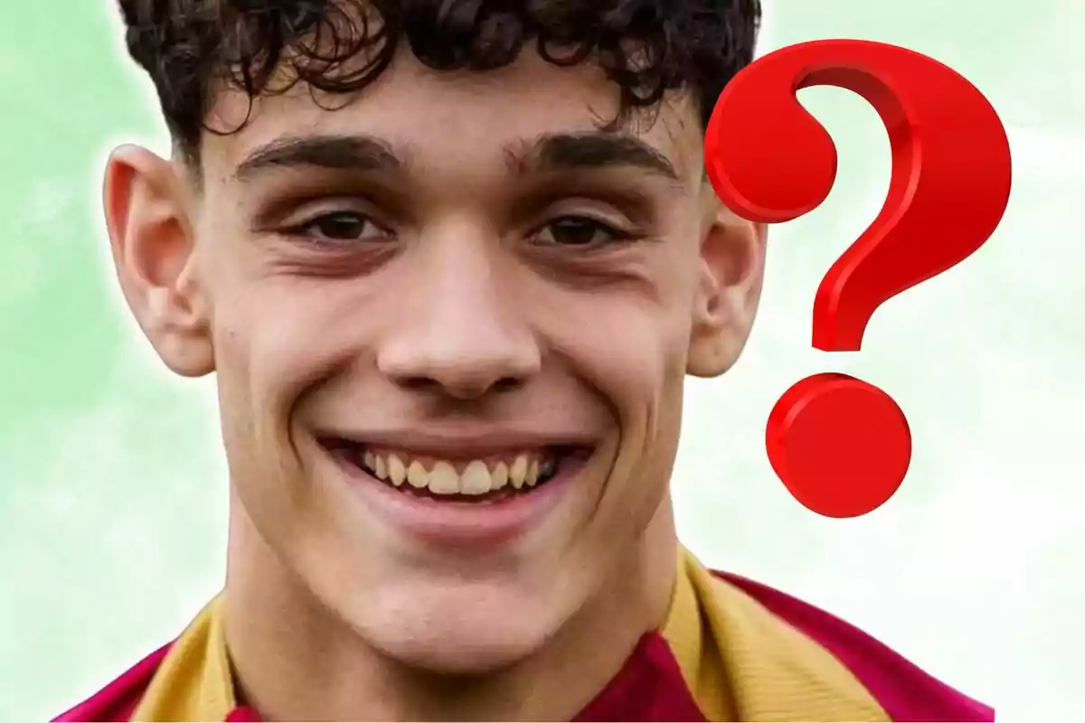 Joven sonriente con una camiseta deportiva y un gran signo de interrogación rojo a su lado