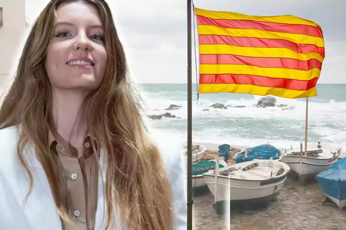 Dona jove somrient amb cabells llargs i solts al costat d’una bandera catalana onejant a prop de la platja amb vaixells i el mar de fons
