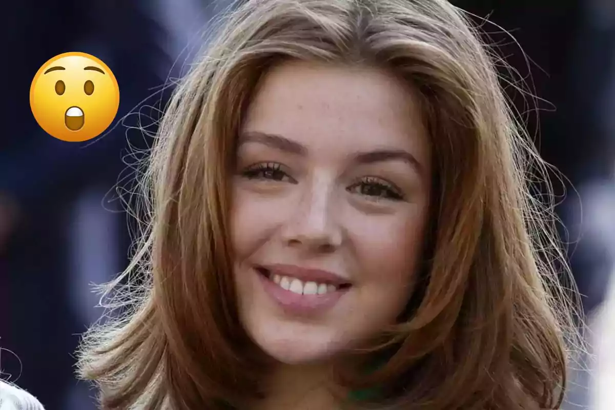 Jove de cabells castanys somrient amb un emoji de sorpresa a l’esquerra