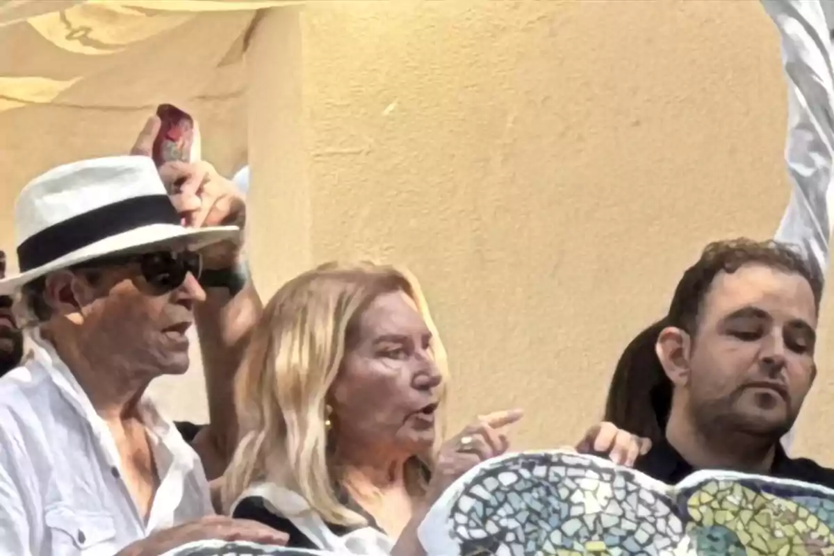 Amador Mohedano, Gloria Mohedano y David Flores Carrasco observan atentamente algo fuera de la imagen, una de ellas lleva sombrero blanco y gafas de sol, otra señala con el dedo y la tercera tiene los ojos cerrados, al fondo se ve una pared amarilla. Amador Mohedano, Gloria Mohedano y David Flores Carrasco observan atentamente algo fuera de la imagen, una de ellas lleva sombrero blanco y gafas de sol, otra señala con el dedo y la tercera tiene los ojos cerrados, al fondo se ve una pared amarilla.
