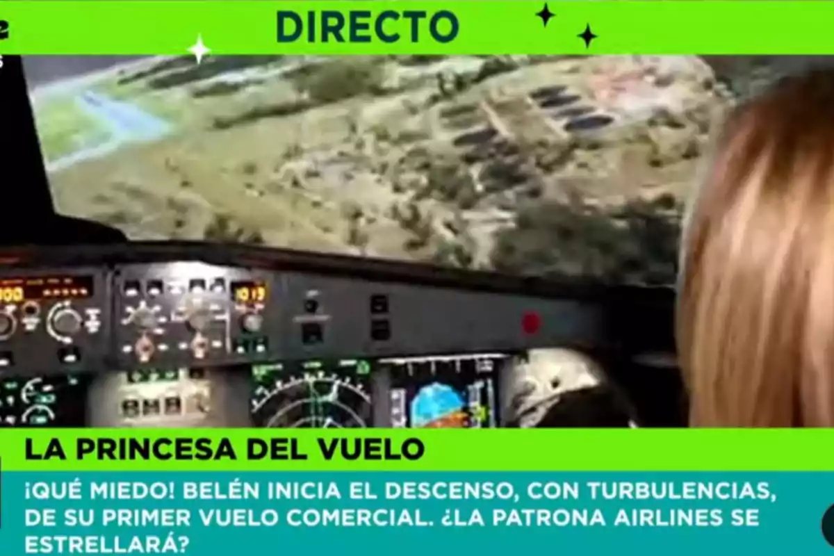 Cabina d’avió en ple descens amb una persona rossa al comandament i gràfics a la pantalla que anuncien una transmissió en directe titulada La princesa del vol Cabina d’avió en ple descens amb una persona rossa al comandament i gràfics a la pantalla que anuncien una transmissió en directe titulada La princesa del vol