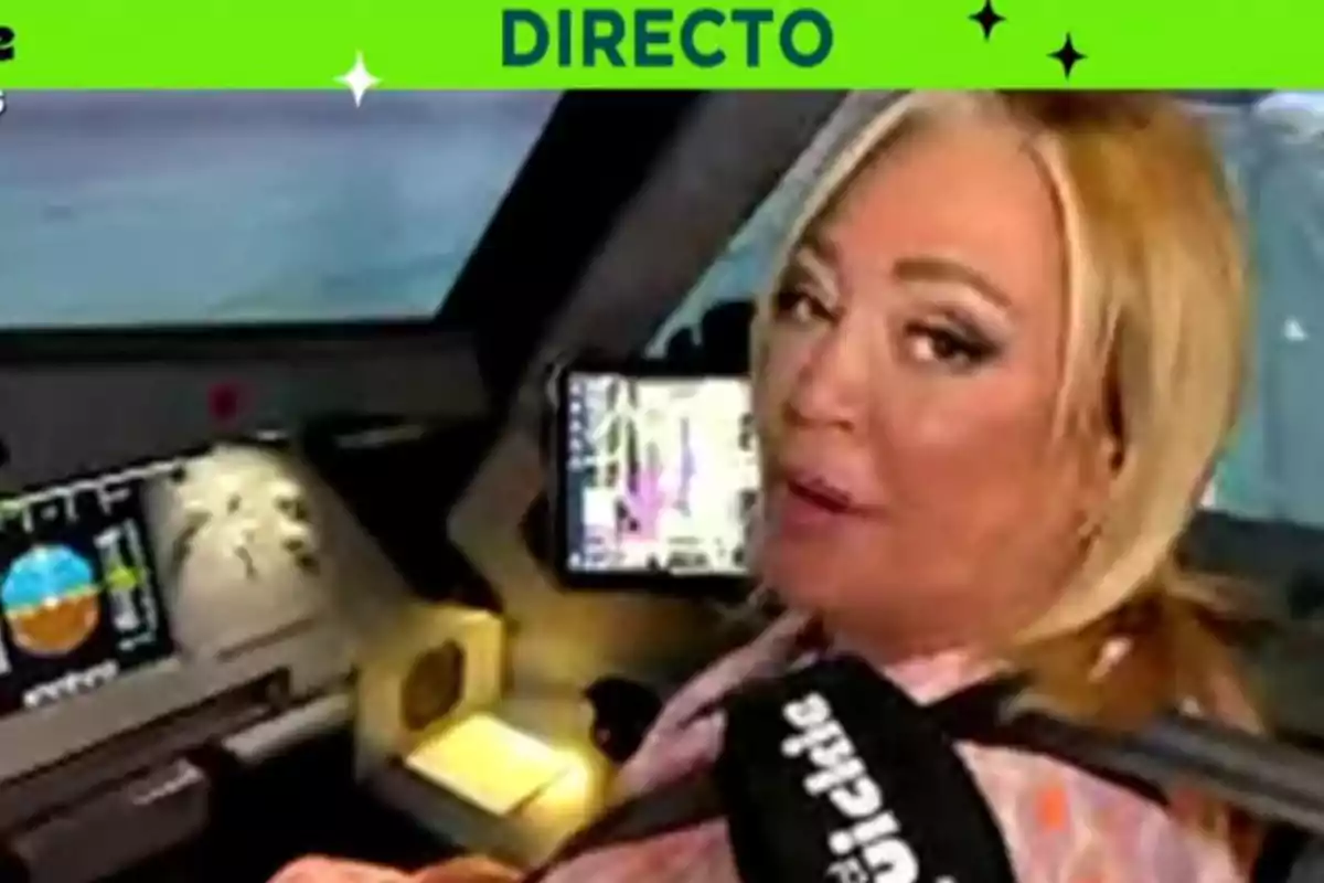 Dona rossa asseguda a la cabina d’un avió mirant cap a la càmera mentre sosté un micròfon Dona rossa asseguda a la cabina d’un avió mirant cap a la càmera mentre sosté un micròfon