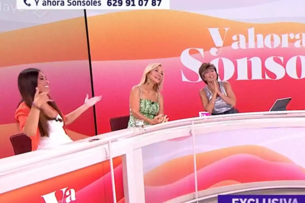Carmen Lomana y Sonsoles Ónega sonríen y conversan sentadas en una mesa de un programa de televisión con fondo colorido y el texto Y ahora Sonsoles Carmen Lomana y Sonsoles Ónega sonríen y conversan sentadas en una mesa de un programa de televisión con fondo colorido y el texto Y ahora Sonsoles