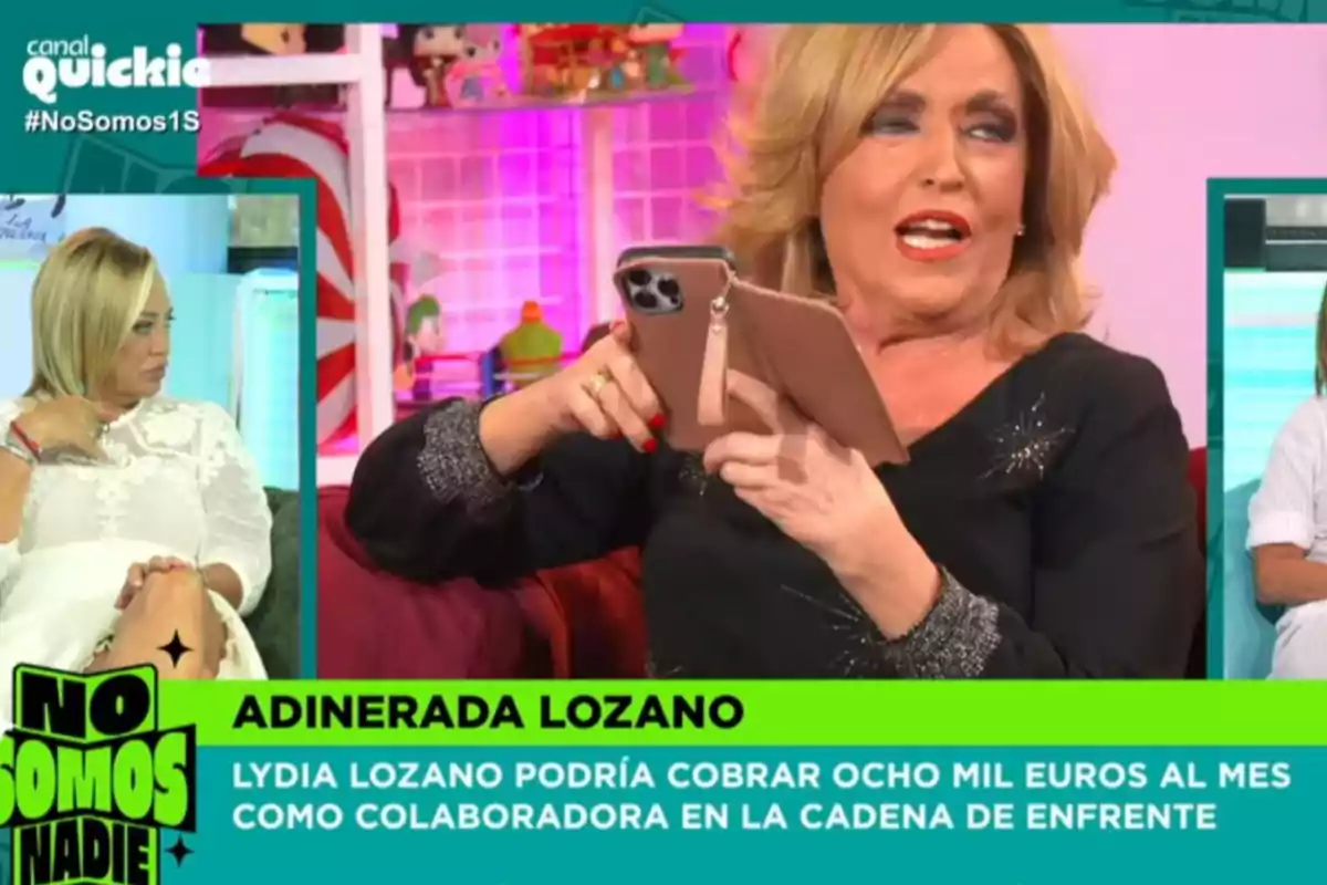 Dues dones conversen en un programa de televisió amb un rètol que destaca el possible salari d’una col·laboradora anomenada Lydia Lozano. Dues dones conversen en un programa de televisió amb un rètol que destaca el possible salari d’una col·laboradora anomenada Lydia Lozano.