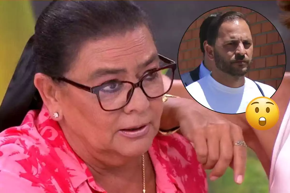 Dona de cabells foscos i ulleres amb expressió seriosa, porta una brusa rosa i està acompanyada d’una altra persona; a la cantonada superior dreta apareix el rostre d’un home amb barba dins d’un cercle i un emoji de sorpresa.
