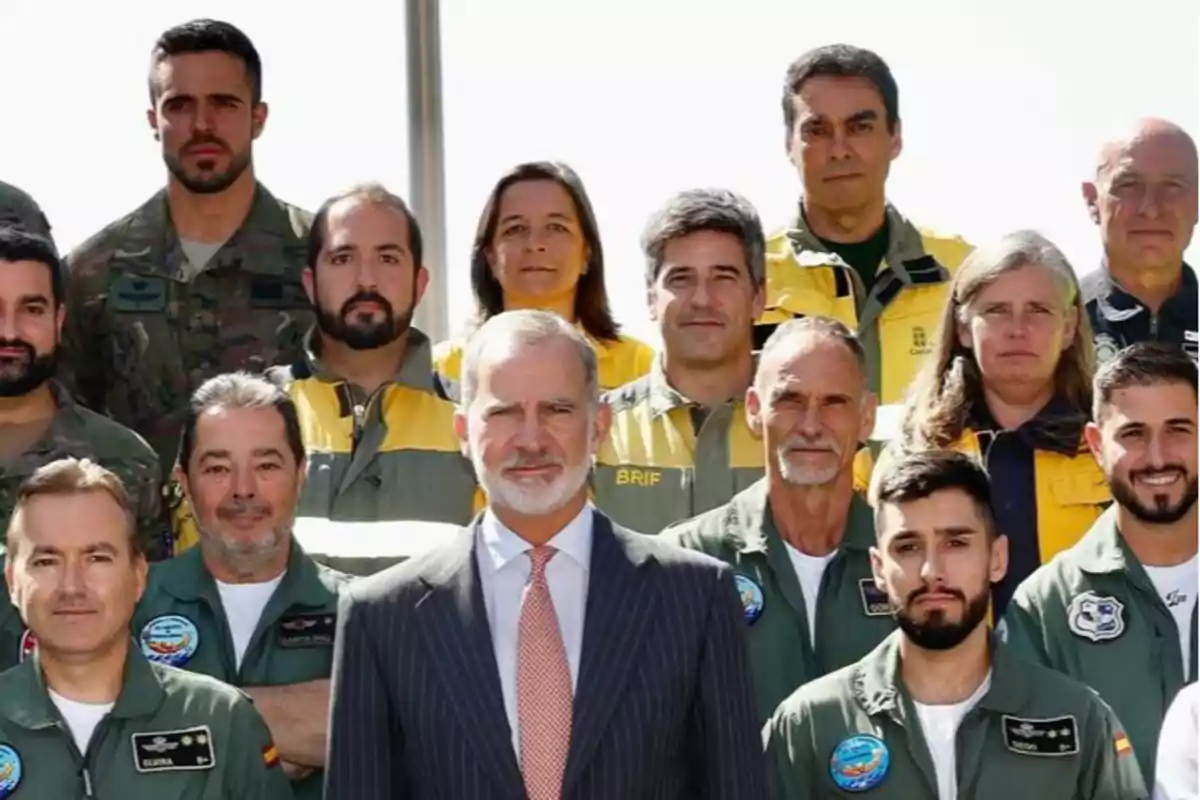 Group of people posing for an official photo, some in military uniforms and others in civil protection uniforms, in an outdoor and sunny setting. Group of people posing for an official photo, some in military uniforms and others in civil protection uniforms, in an outdoor and sunny setting.